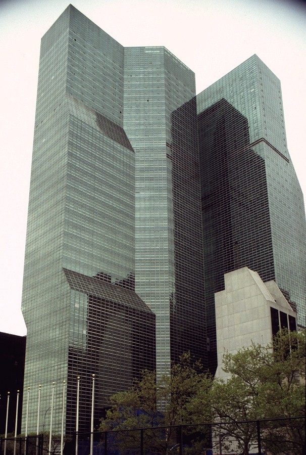 The 1 and 2 U.N. Plaza - Park Hyatt Hotel (199K)